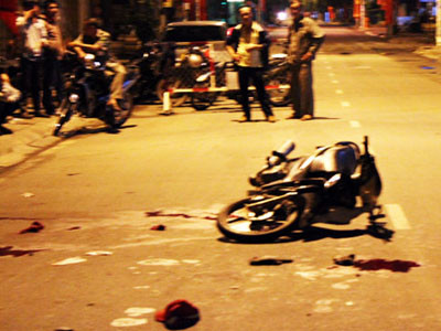 Chọc ghẹo chân dài lúc đổ xăng, bị truy sát đến chết