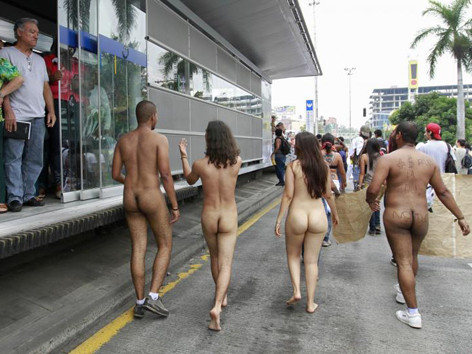 Khoả thân chống cắt giảm ngân sách giáo dục