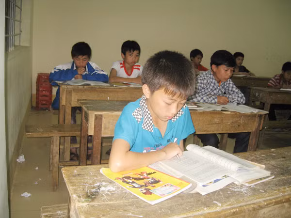 Học sinh học bài sau tiếng kẻng Ảnh: P.S