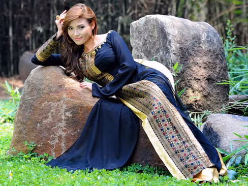 Thúy Diễm trẻ trung áo dài họa tiết thổ cẩm