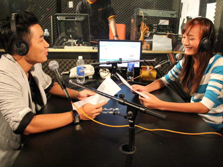 Thí sinh Top Model thử làm MC của Xone FM