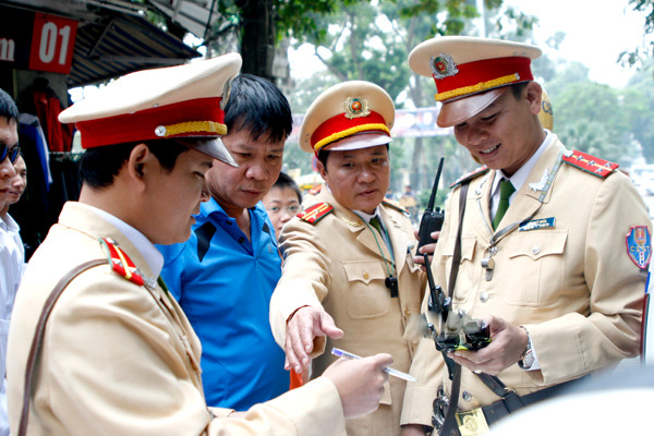 Lực lượng CSGT chỉ truy nguồn gốc xe chính chủ trong các vụ tia nạn và liên quan dến các vụ án. Ảnh mang tính chất minh họa