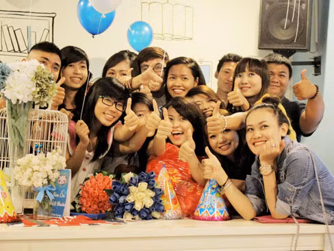 Hoàng Thùy Linh rạng rỡ mừng sinh nhật