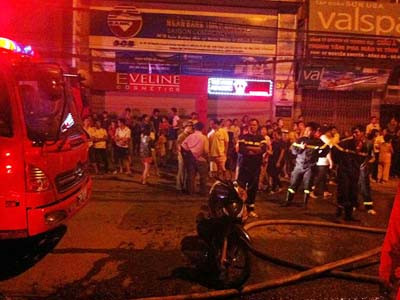 Náo loạn vì cháy quán karaoke trong đêm