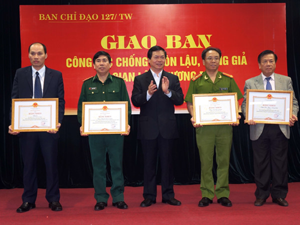 Lực lượng liên ngành ngận bằng khen từ Ban chỉ đạo 127