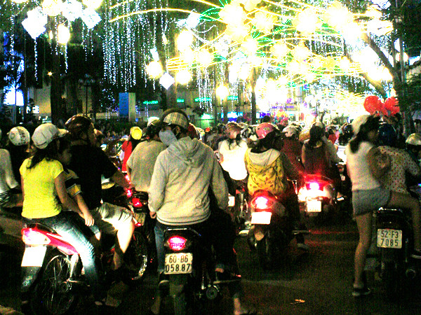 Ngày đầu năm mới: Đầm ấm, hướng về giới trẻ