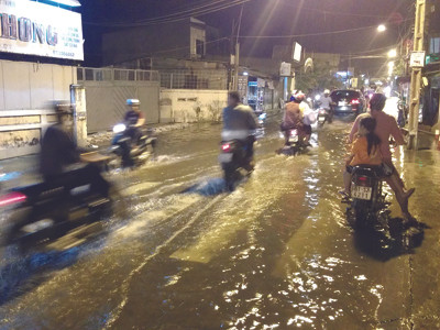 Bì bõm với triều cường