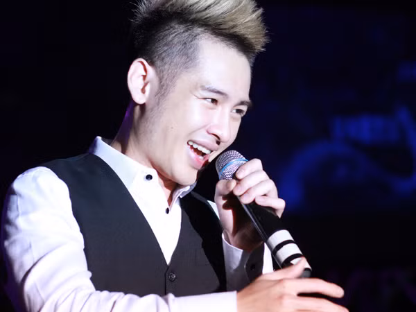 Hoàng Tử V-Pop 'cháy' trên sân khấu UNETI