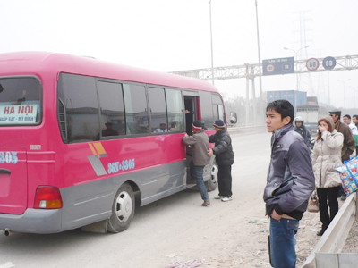 Không chỉ nhồi nhét, nhiều xe khi chạy trên QL 1 còn liên tục bắt khách Ảnh: Trọng Đảng