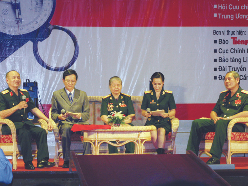 Đại tướng Phạm Văn Trà (bìa trái), Đại tá Tạ Thị Kiều, Trung tướng Nguyễn Đức Soát chia sẻ về những kỷ niệm với Chủ tịch Hồ Chí Minh và những kỷ niệm chiến đấu. Ảnh: Ngọc Đinh