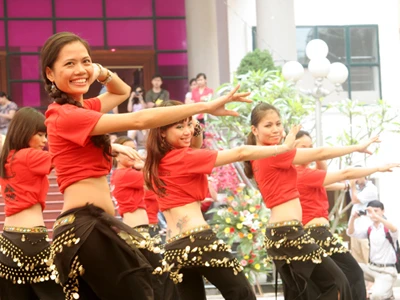 Sôi động múa bụng tập thể