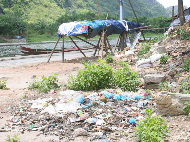 Chùa Hương nguy cơ suy tàn vì rác