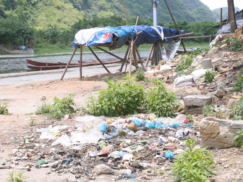 Chùa Hương nguy cơ suy tàn vì rác