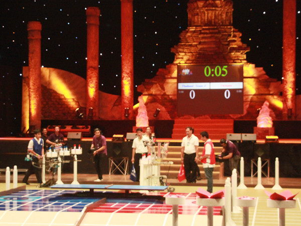 Đội LH-B7 ( bên phải) thi đấu với đội Thái Lan 2. Ảnh: ĐK