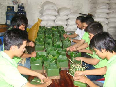 Gói bánh chưng Tết tại một cơ sở