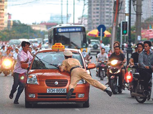 CSGT bị hất lên nắp ca bô khi làm nhiệm vụ