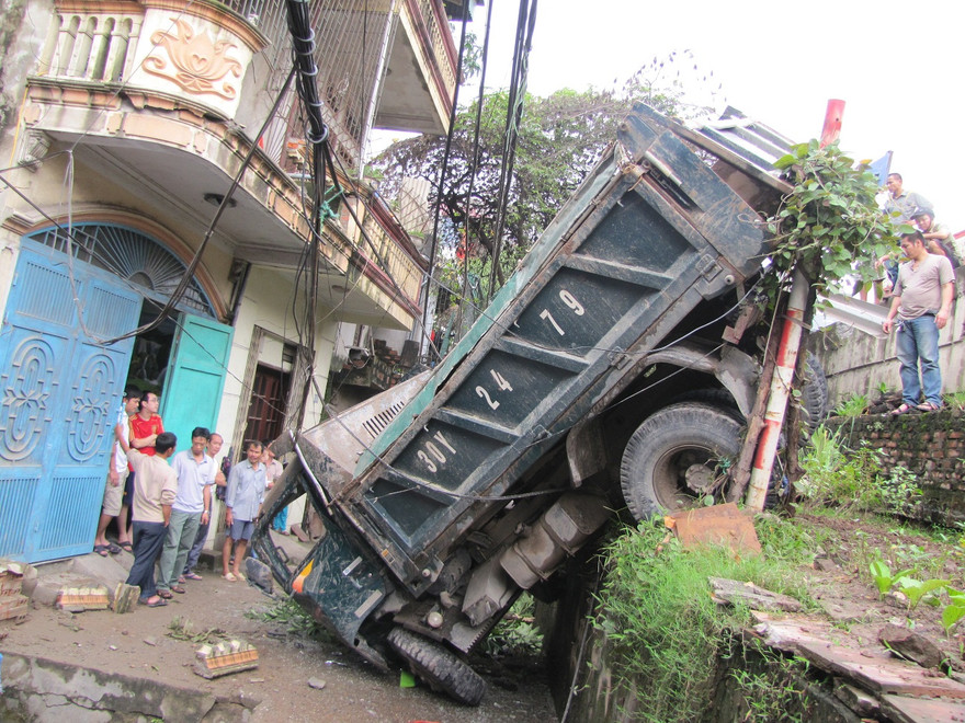 Hà Nội: Ô tô tải ‘trèo’ rào chắn lao xuống chân đê