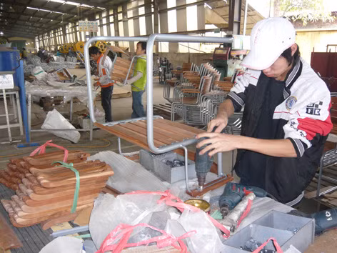 NLĐ điêu đứng vì bị DN trục lợi BHXH. Ảnh: Phong Cầm