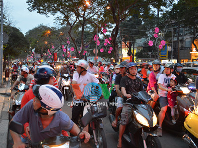 Trung tâm Sài Gòn kẹt cứng vì dòng người đi chơi Noel