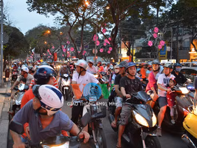 Trung tâm Sài Gòn kẹt cứng vì dòng người đi chơi Noel