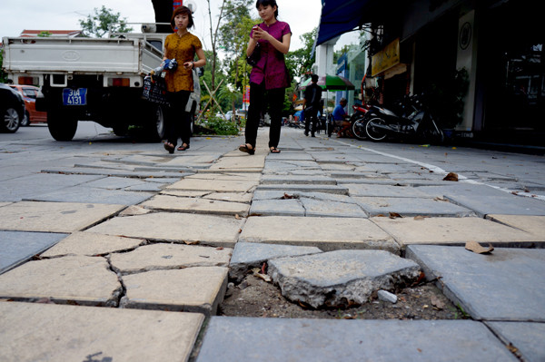 Những viên đá xanh còn mới tinh nhưng đã bị vỡ nát