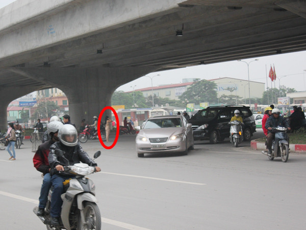 Người phụ nữ khỏa thân đứng ngay giữa ngã tư, thu hút sự chú ý của nhiều người đi đường