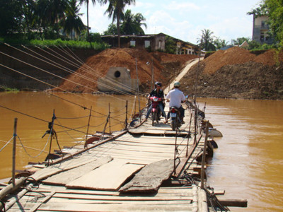Dập dềnh cầu phao tự chế ở huyện Tân Phú, Đồng Nai