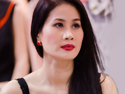 Thân Thúy Hà: Gợi cảm 'gái một con'