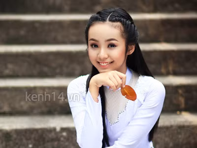 Bảo Trân tinh khôi tà áo trắng