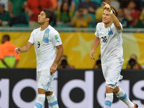 Uruguay đặt chân vào bán kết Confed Cup