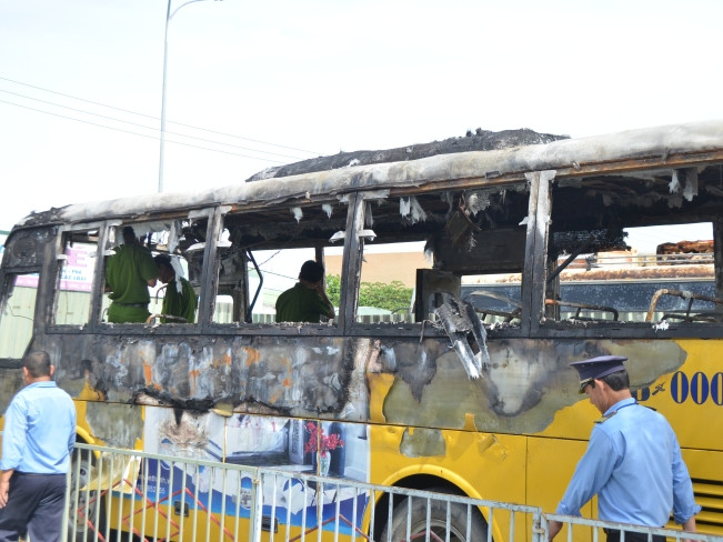 Chiếc xe buýt cháy trơ khung