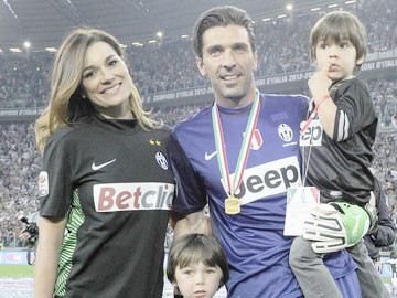 Buffon bỏ vợ á hậu vì vướng lưới tình?