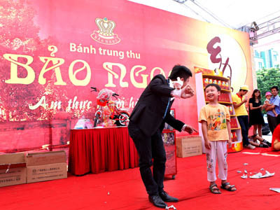 Tặng quà cho trẻ có hoàn cảnh khó khăn