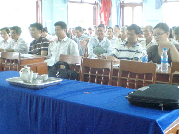 Dân 'nhảy dù' khai thác cao su