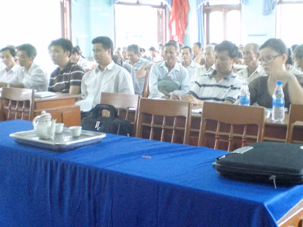 Dân 'nhảy dù' khai thác cao su