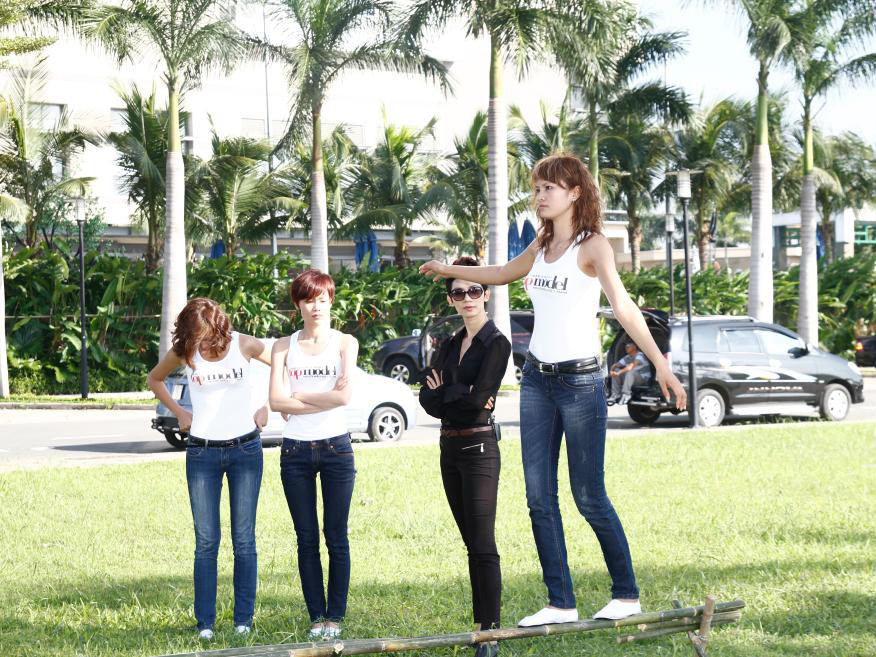 Xuân Lan 'chơi khó' thí sinh với màn catwalk khó nhằn