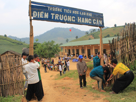 'Tắm rượu' ở Hang Căn