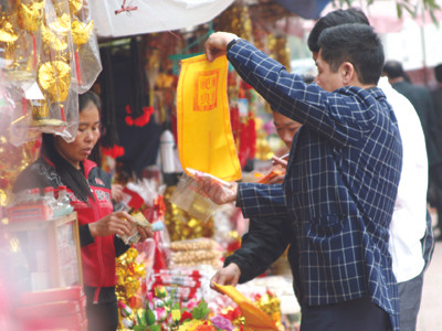 “Ấn đền Trần” được bày bán công khai tại khu vực đền Bảo Lộc
