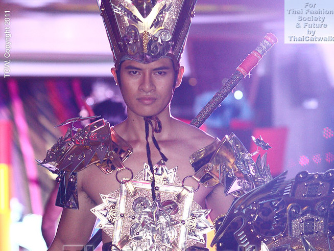 Trang phục của 'Nam Vương Việt Nam' gây ấn tượng