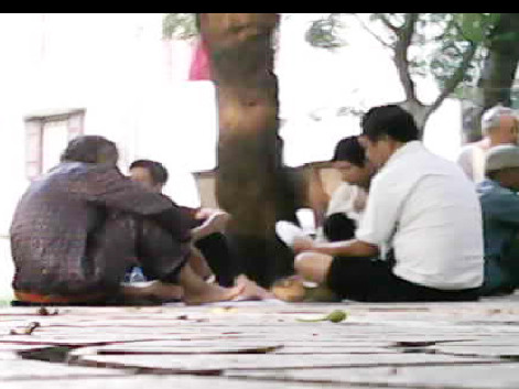 Cờ bạc lộng hành trong công viên