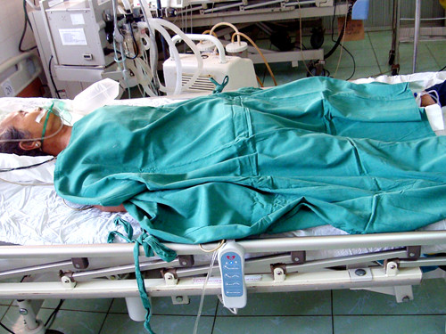 Bà mẹ tội nghiệp bị con trai chém vẫn đang hôn mê