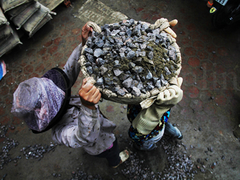 Xót lòng phận nữ nhi đội đá vá đời