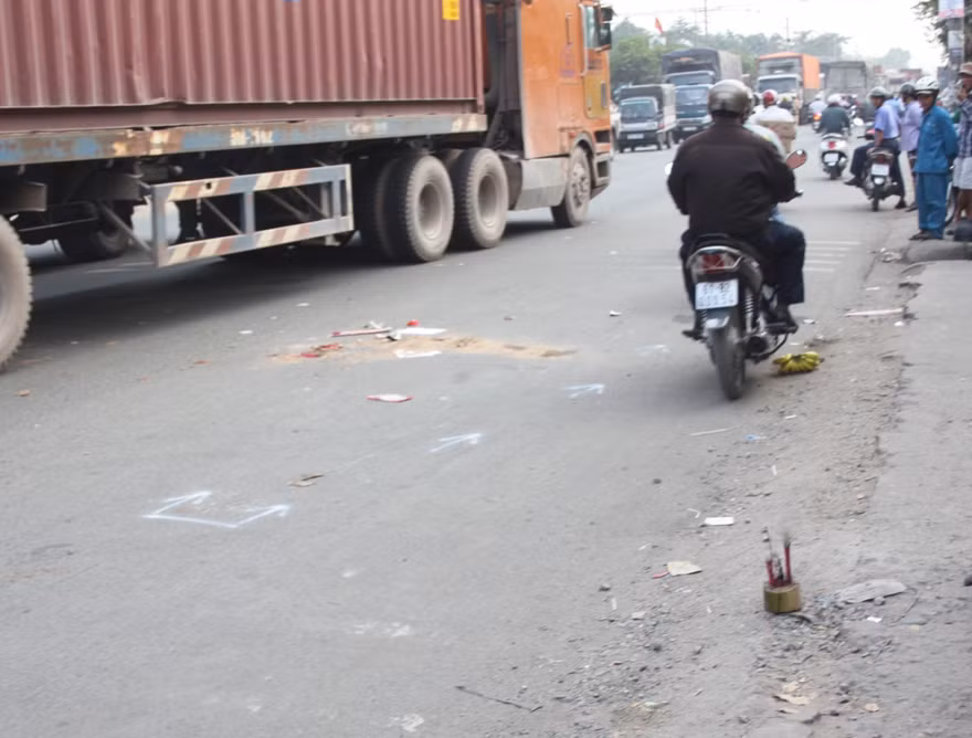 Ngã xuống đường bị xe container cán tử vong