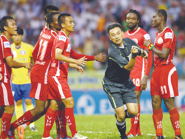 CĐV Hải Phòng làm hoen ố bóng đá