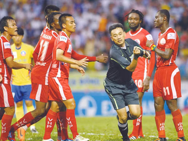 CĐV Hải Phòng làm hoen ố bóng đá