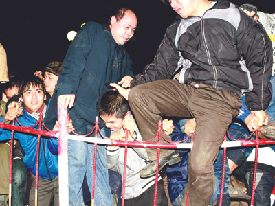 Cảnh hỗn loạn tại Đêm khai ấn đền Trần 2011	Ảnh:Minh Đức