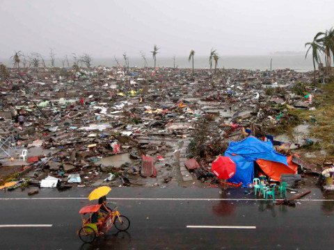 Sau khi gây nên cảnh hoang tàn tang thương ở Philippines, bão Haiyan đang tiếp tục di chuyển vào Việt Nam và Trung Quốc