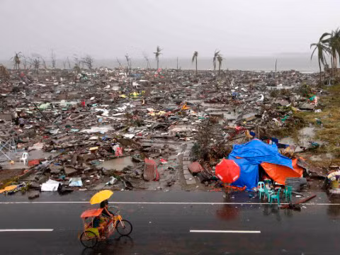Sau khi gây nên cảnh hoang tàn tang thương ở Philippines, bão Haiyan đang tiếp tục di chuyển vào Việt Nam và Trung Quốc
