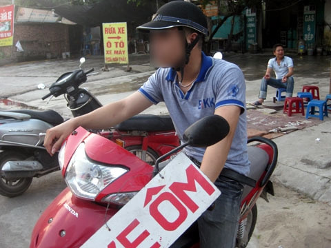 Kỹ sư làm xe ôm kiếm sống qua ngày