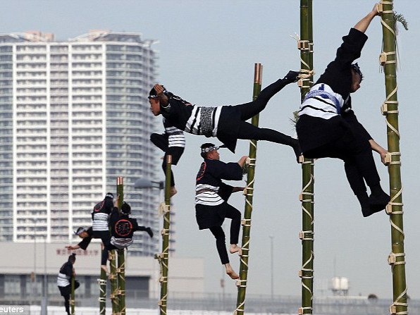 Lính cứu hỏa Nhật Bản trong trang phục của thế kỉ 17 biểu diễn tài tình trên những cột tre